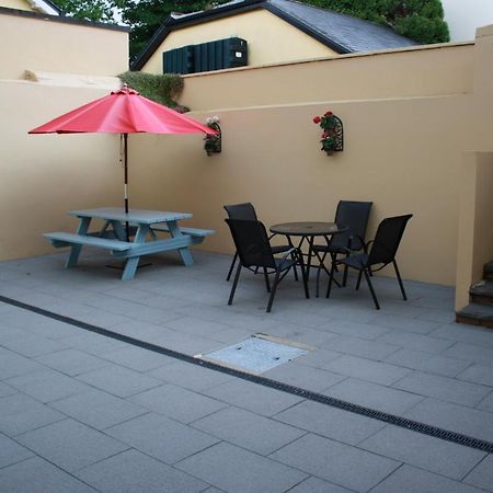 Luxury Townhouse -Free Private Parking- 2 Bedrooms Both En-Suite -Sleeps 5 - Fully Equipped Kitchen, Dining Room- Living Room With Tv Dvd Outside Courtyard With Seating - Fast Wi-Fi- 2-Minute Walk To Town Centre 킬라니 외부 사진