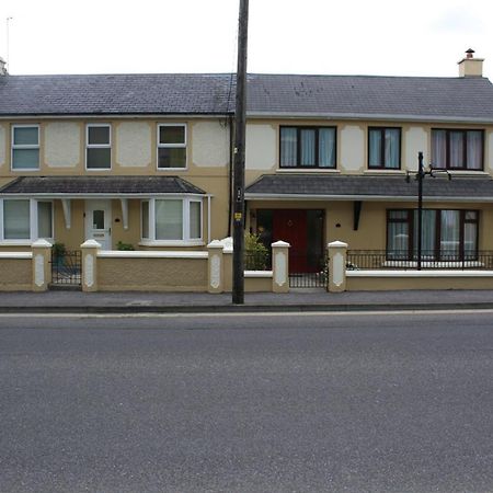 Luxury Townhouse -Free Private Parking- 2 Bedrooms Both En-Suite -Sleeps 5 - Fully Equipped Kitchen, Dining Room- Living Room With Tv Dvd Outside Courtyard With Seating - Fast Wi-Fi- 2-Minute Walk To Town Centre 킬라니 외부 사진