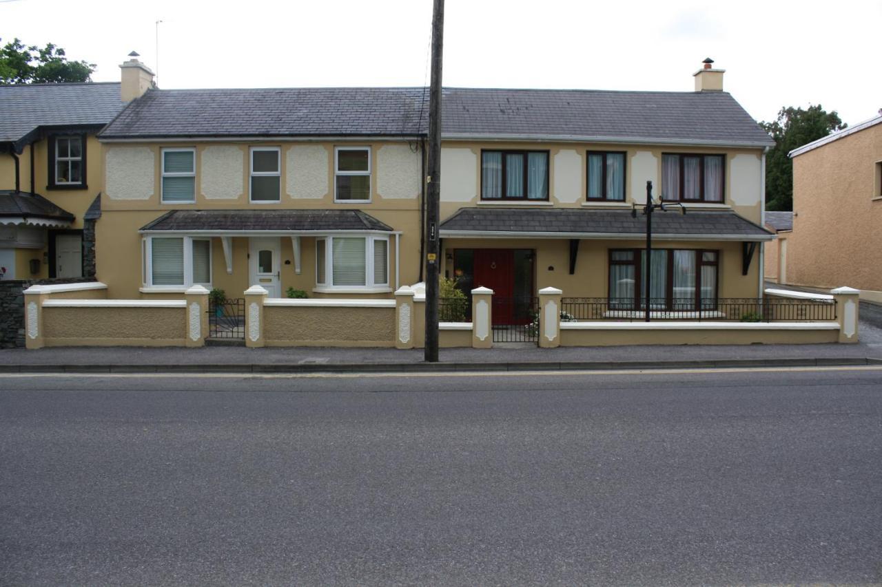 Luxury Townhouse -Free Private Parking- 2 Bedrooms Both En-Suite -Sleeps 5 - Fully Equipped Kitchen, Dining Room- Living Room With Tv Dvd Outside Courtyard With Seating - Fast Wi-Fi- 2-Minute Walk To Town Centre 킬라니 외부 사진