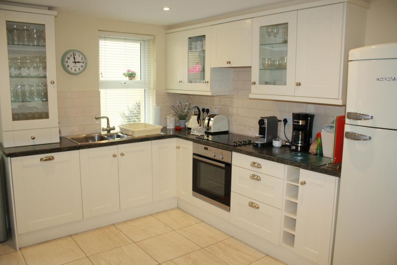 Luxury Townhouse -Free Private Parking- 2 Bedrooms Both En-Suite -Sleeps 5 - Fully Equipped Kitchen, Dining Room- Living Room With Tv Dvd Outside Courtyard With Seating - Fast Wi-Fi- 2-Minute Walk To Town Centre 킬라니 외부 사진