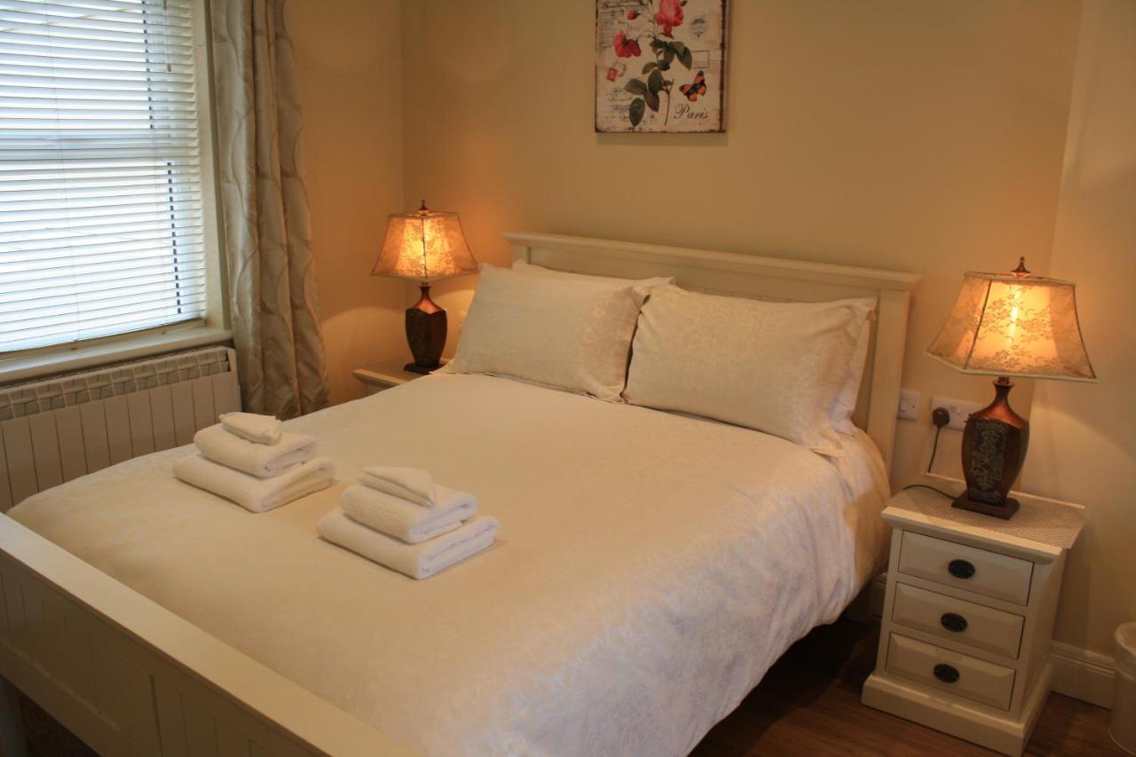 Luxury Townhouse -Free Private Parking- 2 Bedrooms Both En-Suite -Sleeps 5 - Fully Equipped Kitchen, Dining Room- Living Room With Tv Dvd Outside Courtyard With Seating - Fast Wi-Fi- 2-Minute Walk To Town Centre 킬라니 외부 사진