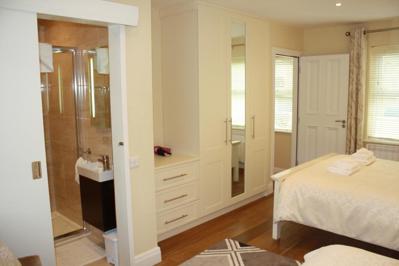 Luxury Townhouse -Free Private Parking- 2 Bedrooms Both En-Suite -Sleeps 5 - Fully Equipped Kitchen, Dining Room- Living Room With Tv Dvd Outside Courtyard With Seating - Fast Wi-Fi- 2-Minute Walk To Town Centre 킬라니 외부 사진