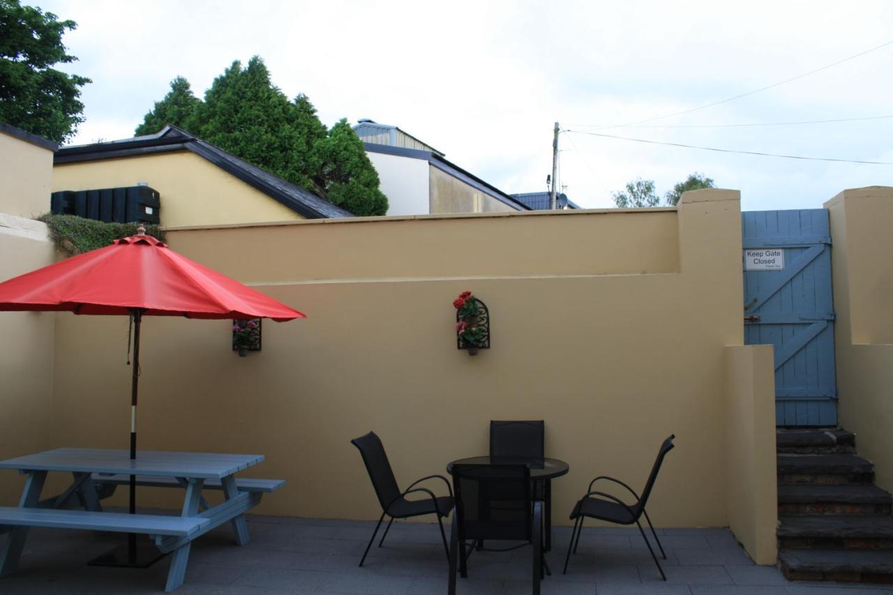 Luxury Townhouse -Free Private Parking- 2 Bedrooms Both En-Suite -Sleeps 5 - Fully Equipped Kitchen, Dining Room- Living Room With Tv Dvd Outside Courtyard With Seating - Fast Wi-Fi- 2-Minute Walk To Town Centre 킬라니 외부 사진