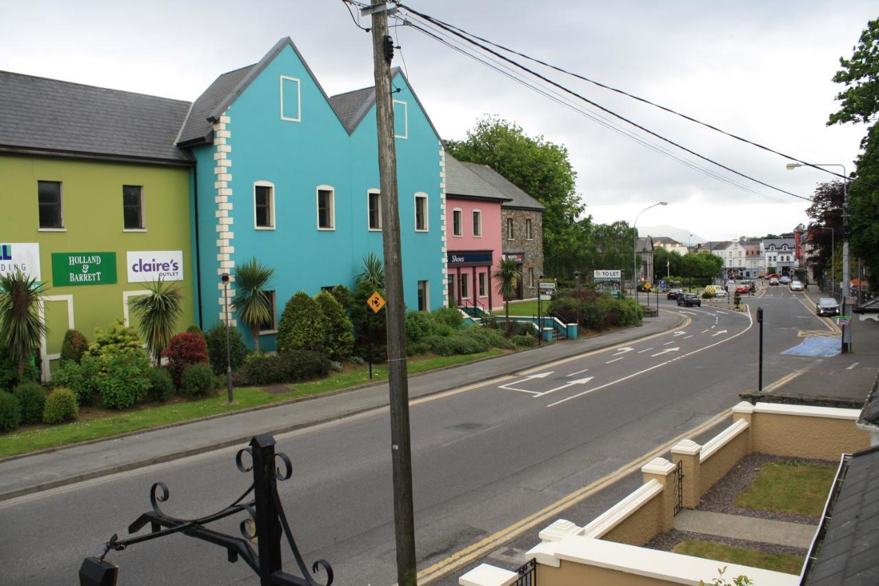 Luxury Townhouse -Free Private Parking- 2 Bedrooms Both En-Suite -Sleeps 5 - Fully Equipped Kitchen, Dining Room- Living Room With Tv Dvd Outside Courtyard With Seating - Fast Wi-Fi- 2-Minute Walk To Town Centre 킬라니 외부 사진