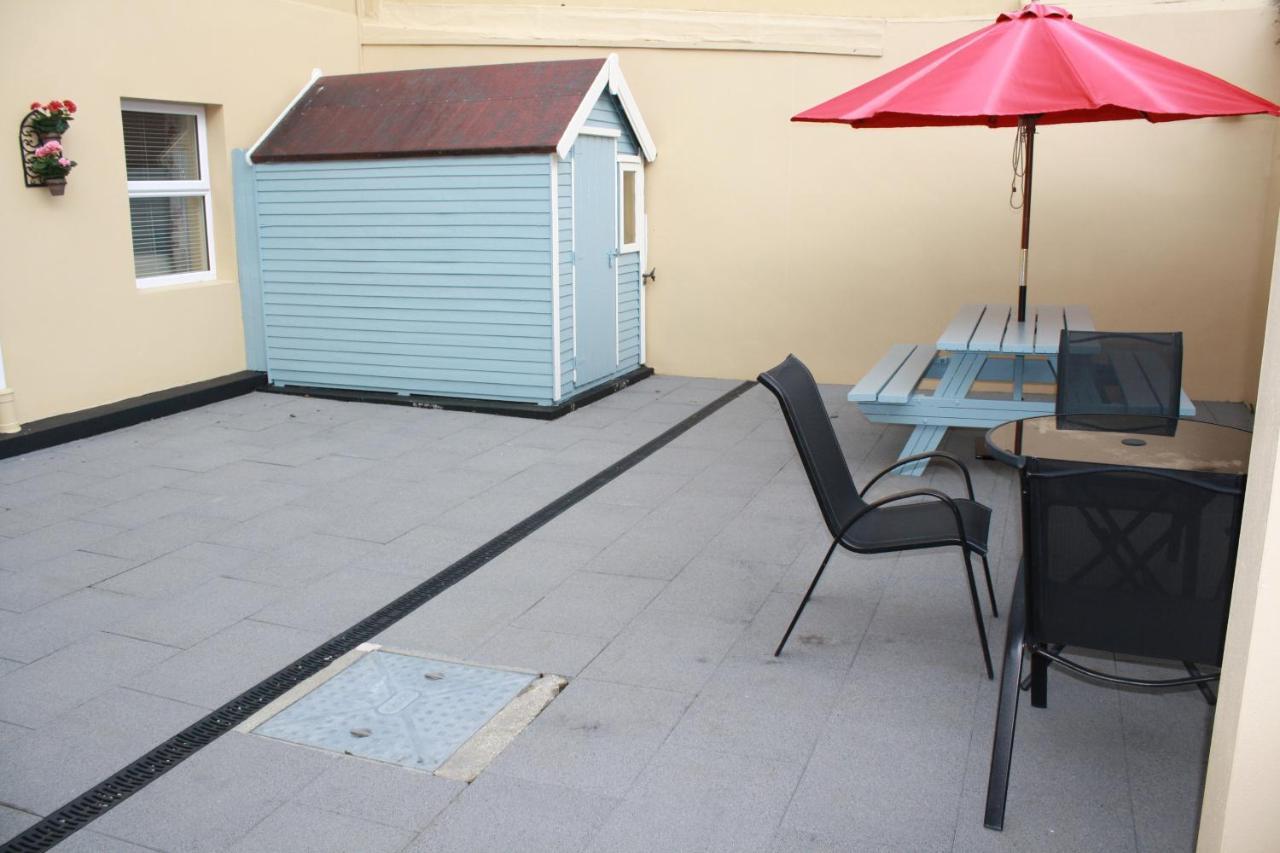 Luxury Townhouse -Free Private Parking- 2 Bedrooms Both En-Suite -Sleeps 5 - Fully Equipped Kitchen, Dining Room- Living Room With Tv Dvd Outside Courtyard With Seating - Fast Wi-Fi- 2-Minute Walk To Town Centre 킬라니 외부 사진