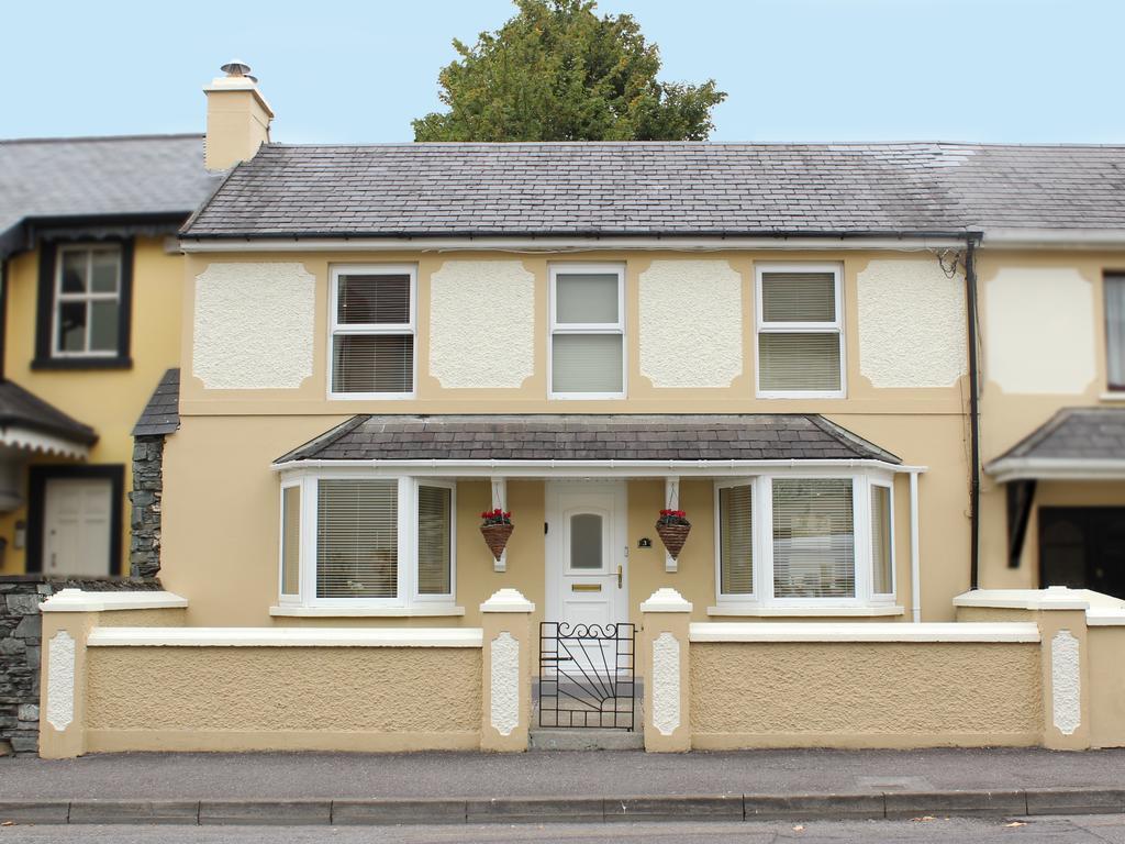 Luxury Townhouse -Free Private Parking- 2 Bedrooms Both En-Suite -Sleeps 5 - Fully Equipped Kitchen, Dining Room- Living Room With Tv Dvd Outside Courtyard With Seating - Fast Wi-Fi- 2-Minute Walk To Town Centre 킬라니 외부 사진